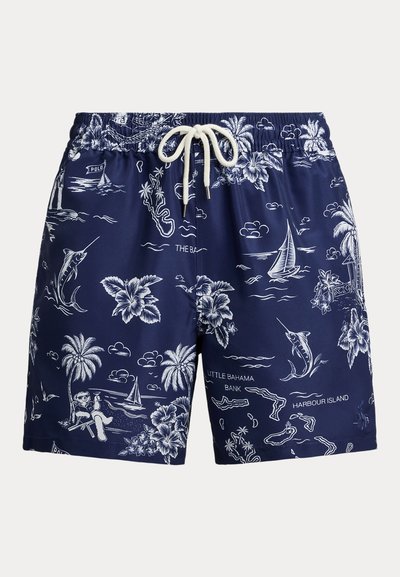 Tmavě modré plavky s bílou mapou tropického ostrova, palmami, plachetnicemi, marlíny, květinami a osobou odpočívající; bílý stahovací pas.