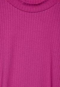 Tight ribbad topp i klar rosa, med hög hals och texturerad yta med vertikala ränder. Slät tyg, utan utsmyckningar.