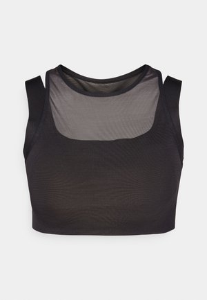 Schwarzes Sport-Crop-Top mit einem Netzüberzug, das über einen Rundhalsausschnitt und breite Schulterträger verfügt. Das Material scheint glatt und dehnbar zu sein.