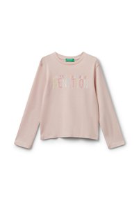 Světle růžová dlouhá rukávová košile s nápisem "United Colors of Benetton" v duhových barvách přes hruď a kulatým výstřihem.