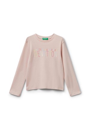 Camicia a maniche lunghe rosa chiaro con "United Colors of Benetton" in lettere multicolori sul petto e collo a giro.