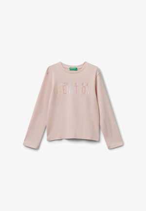 Světle růžová dlouhá rukávová košile s nápisem "United Colors of Benetton" v duhových barvách přes hruď a kulatým výstřihem.