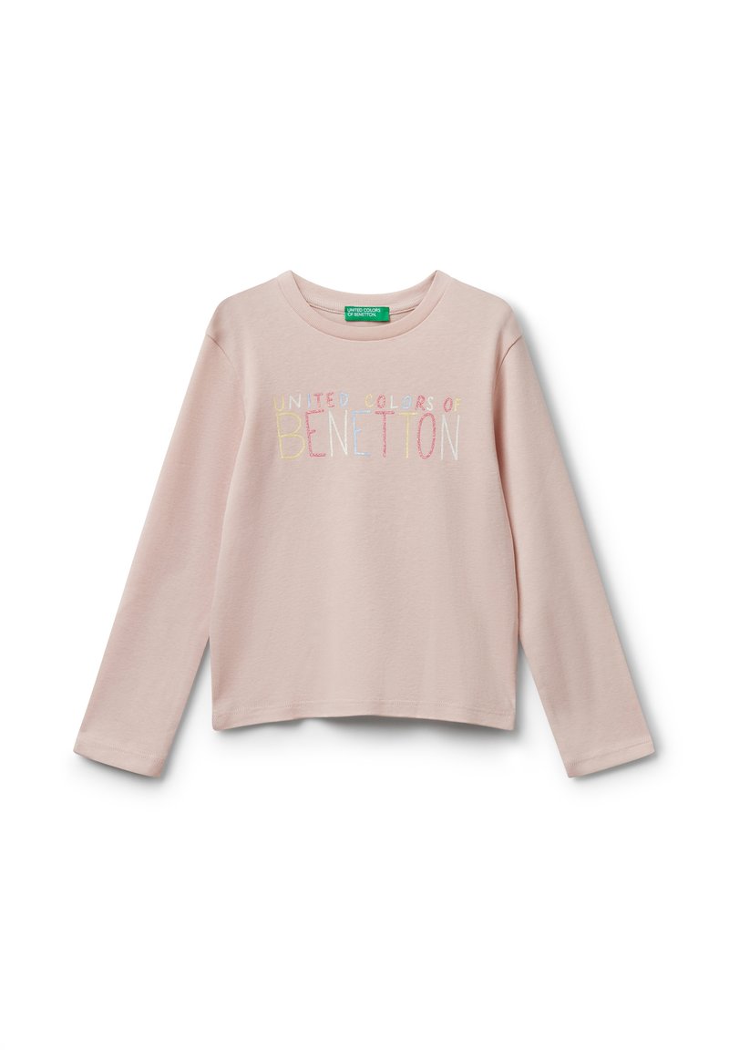 Světle růžová dlouhá rukávová košile s nápisem "United Colors of Benetton" v duhových barvách přes hruď a kulatým výstřihem.