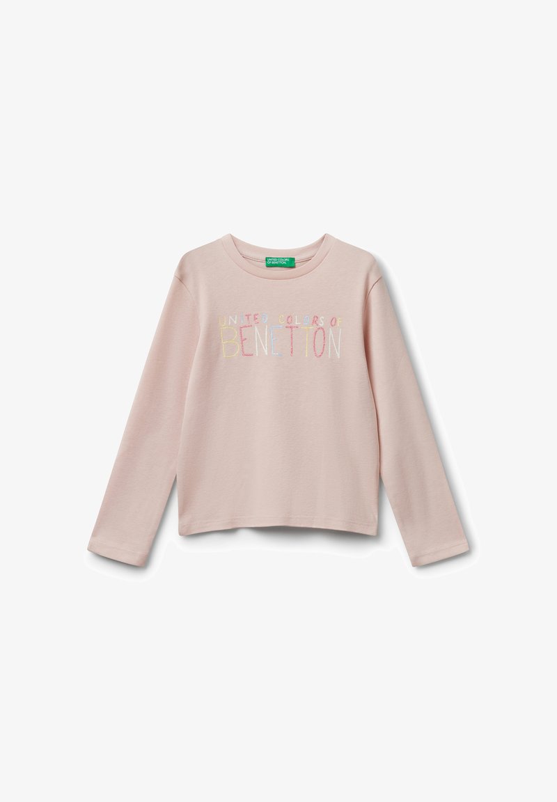 Camisa de manga larga color rosa claro con "United Colors of Benetton" en letras multicolores a lo largo del pecho y cuello redondo.
