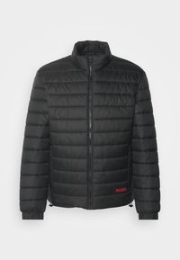 Zwarte pufferjack met horizontale stikpatronen, hoge kraag, ritssluiting aan de voorkant en elastische cuffs. Voorzien van het "HUGO" logo in het rood aan de onderkant.