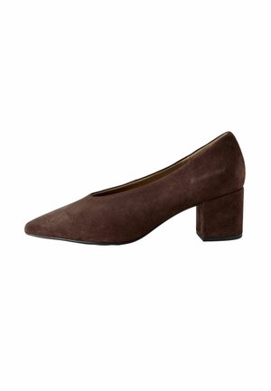 Pantofii cu toc înalt din suede maro, cu vârful ascuțit și toc gros. Textură netedă, cu un design minimal, fără accente sau modele vizibile.