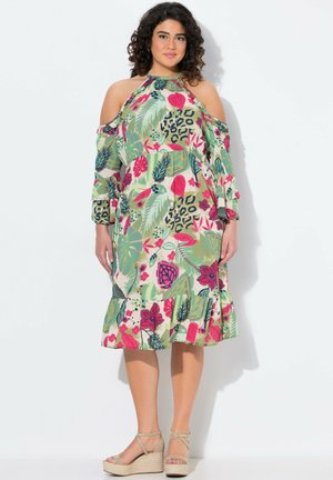 Robe fleurie avec des verts vibrants, des roses et des taches de léopard noires. Design à épaules dénudées avec un ourlet volé. Tissu léger, longueur genoux.