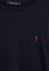Dunkelmarineblauer Strickpullover mit einem roten gestickten Polo-Spieler-Logo auf der Brust und einem "POLO CLUB"-Label im Inneren des Kragens.