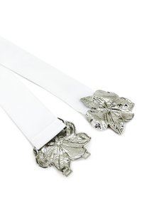 Bretelle bianche con clip metalliche floreali in argento, caratterizzate da un design testurizzato a forma di foglia. Le cinghie sono lisce e piatte.