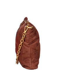 Borsa a pochette in suede marrone con una texture trapuntata, hardware dorato e una tracolla a catena, dotata di chiusura con zip nella parte superiore.