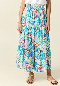 Gonna maxi con un design a strati in un vivace motivo floreale che presenta colori blu, verde, rosa e rosso; vita elastica.