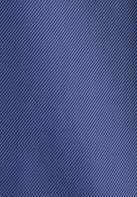 Gros plan d’une surface texturée en fibre de carbone bleue et noire avec un motif de tissage diagonal réfléchissant la lumière.