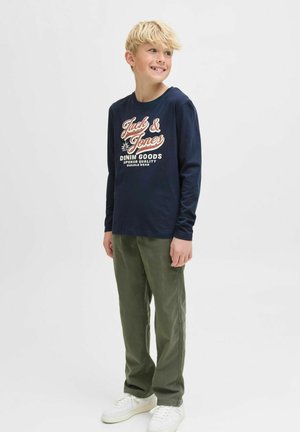 Marineblaues Langarm-T-Shirt mit bedrucktem Logo, kombiniert mit olivgrünen Hosen und weißen Sneakers, im entspannten Schnitt und aus weichem Material.