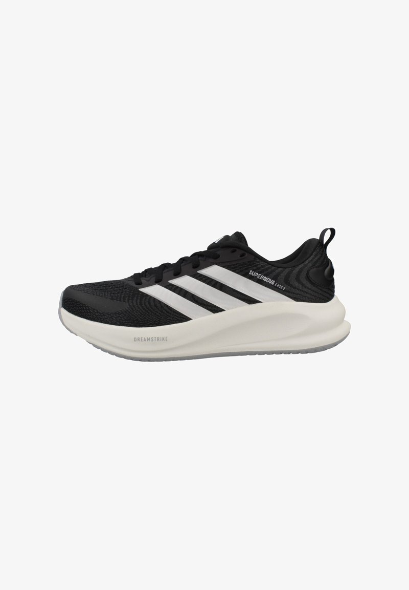 Chaussure de course Adidas Supernova en noir et blanc avec dessus en mesh, trois bandes, semelle amortie marquée Dreamstrike et languette de tirage au talon.