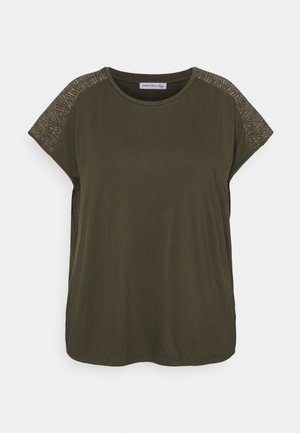 Chemise vert olive à manches courtes avec panneaux texturés aux épaules et col rond, présentée sur un fond uni.