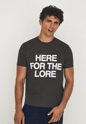 Bershka, PRINT LORE - TSHIRT - T-Shirt print - dark grey