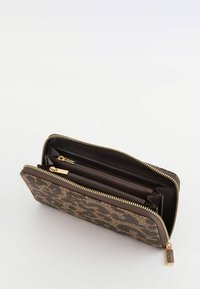 Pung med leopardprint, tekstureret ydre, guldlynlås og flere indvendige rum til organisering. Brun og beige farveskema.