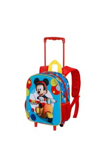 Mochila con ruedas que presenta un gráfico de Mickey Mouse, colores rojo y azul, patrón de lunares, tirantes acolchados y un asa amarilla en la parte superior.