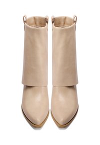 Stivaletti beige alla caviglia con punta affusolata, realizzati in pelle liscia, con un design ripiegato e piccole asole nella parte superiore per facilitarne l'indossamento.