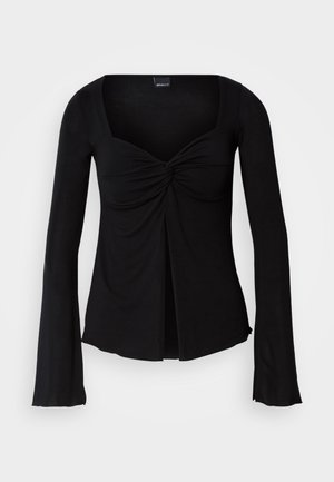 Top nero a maniche lunghe con scollatura quadrata, dettaglio a torsione arricciato sul petto e maniche a sbuffo. Materiale liscio con una silhouette aderente.
