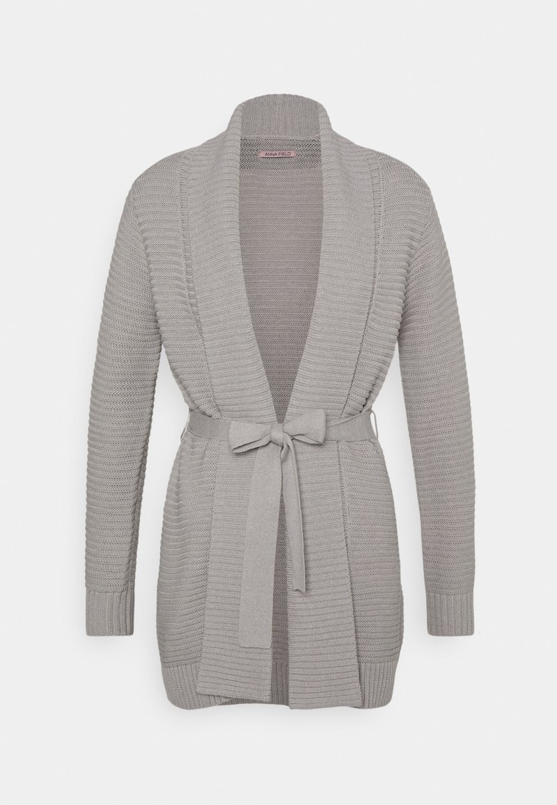 Grå stickad cardigan med lång öppen front, bred ribbad krage och matchande tygbälte. Mönster med textur, långa ärmar och avslappnad passform.