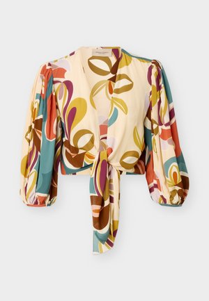 Langärmelig crop top met multikleurig abstract bloemenpatroon en een knoop aan de voorkant, op een witte achtergrond.