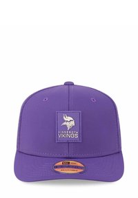 Lila Baseballmütze mit einem Minnesota Vikings Logo-Patch, verstellbarem Verschluss auf der Rückseite und glatter Stoffoberfläche. Abgerundete Krone und Schirm.