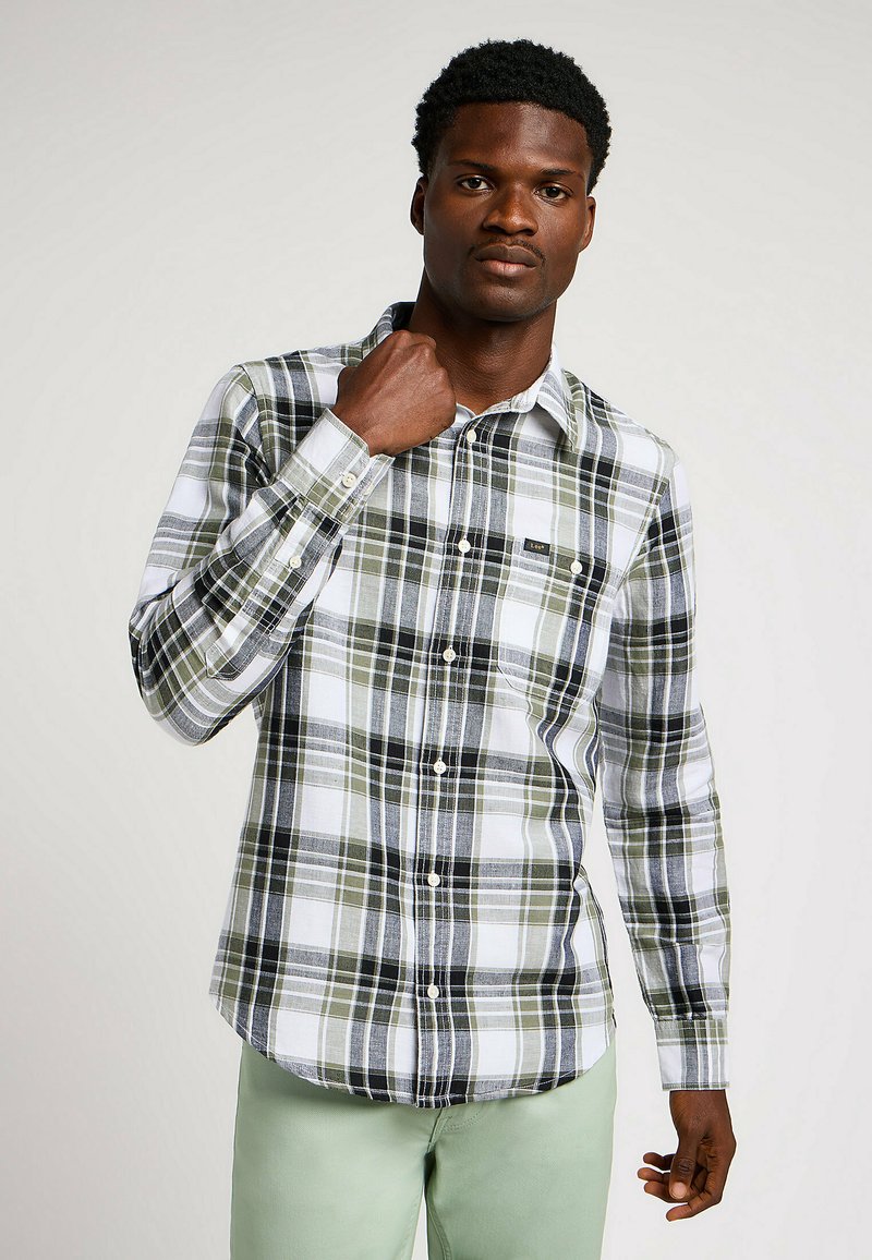 Męska koszula z guzikami w białą, zieloną i czarną kratę; materiał bawełniany, długie rękawy, kołnierzyk. Czarny logo na kieszeni na piersi.