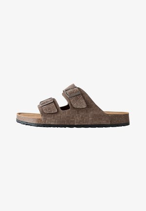 Next, REGULAR FIT - WEAVE EMBOSSED SUEDE TWO BUCKLE SANDALS . - Sandalias planas - brown