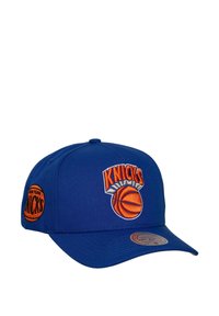 Μπλε καπέλο μπέιζμπολ με το λογότυπο των New York Knicks που απεικονίζει ένα πορτοκαλί μπάσκετ μπροστά και στο πλάι, καμπυλωτό γείσο και ρυθμιζόμενο λουράκι.