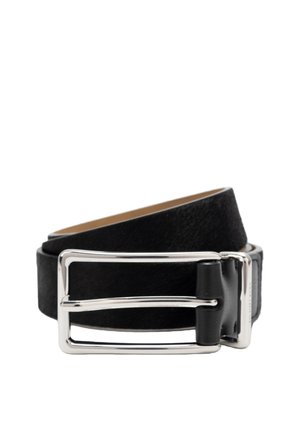 Ceinture en cuir noir roulée avec boucle métallique rectangulaire argentée sur fond blanc.
