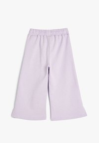 Pantalones de pierna ancha de color púrpura claro, confeccionados en suave algodón. Presentan una cintura elástica y fruncida, y dobladillos rectos sin adornos adicionales.