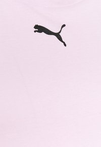 Ljusrosa t-shirt i mjuk bomull med en framträdande svart Puma-logotyp i en hoppande pose, med en slät textur och klassisk passform.