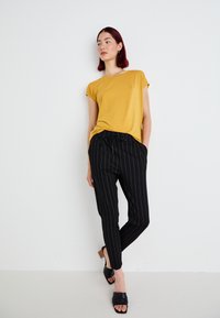 Vero Moda VMAVA PLAIN - T-shirts - golden spice
