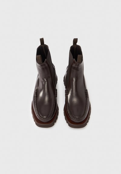 Stivaletti alla caviglia in pelle marrone con finitura liscia, pannelli laterali elasticizzati, linguette per tirare e suola robusta con motivo scolpito.