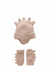 Chapeau tricoté beige avec des pics sur le dessus et des gants assortis présentant des accents texturés et des poignets côtelés. Le matériau doux offre de la chaleur.