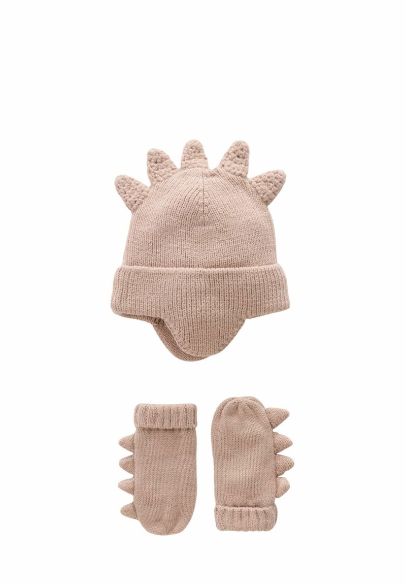 Chapeau tricoté beige avec des pics sur le dessus et des gants assortis présentant des accents texturés et des poignets côtelés. Le matériau doux offre de la chaleur.