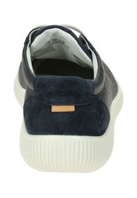 Zapatos deslizados navales con parte superior texturizada, talón de ante y suela de goma blanca. Presentan un pequeño acento marrón en el talón.