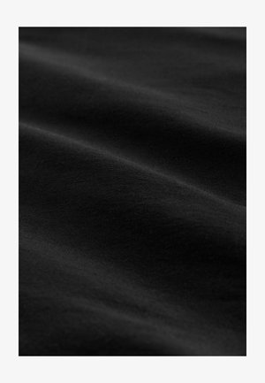 Schwarzer Stoff mit glatter Textur und subtilen Tiefenunterschieden, die sanfte Wellen und Schatten auf der Oberfläche erzeugen.