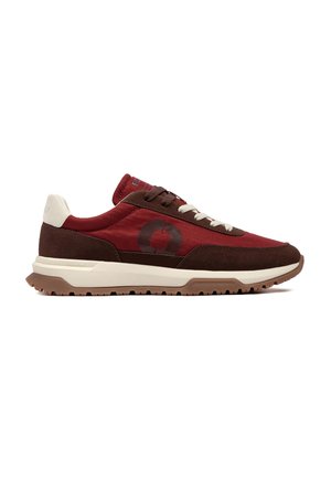 Rød og brun lavtop-sneaker med hvid sål og snørebånd, med en rund logo på siden og en tekstureret ydersål for greb.