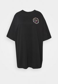 Czarny, oversize t-shirt z okrągłym logo na lewej piersi, z napisem "Tommy Jeans NYC" w białym i kolorowym tekście.