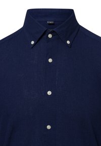 Marineblaues Leinenhemd mit Kentkragen, fünf weißen Knöpfen auf der Vorderseite und einer strukturierten Stoffoberfläche.