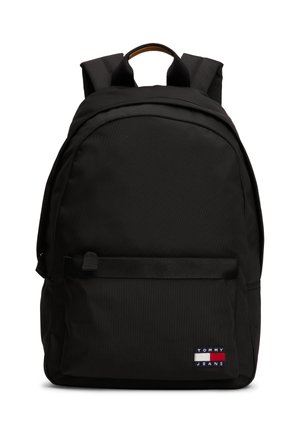 Musta Tommy Jeans -reppu, jossa etutasku vetoketjulla, pehmustetut olkahihnat ja yläkahva, valkoisen taustan edessä.