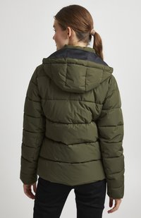 Olivgrön isolerad puffjacka med quiltat mönster, huva och svarta accenter vid axlarna. Har långa ärmar och en avslappnad passform.