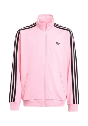Rosa Trainingsjacke mit Reißverschluss, schwarzen drei Streifen entlang der Ärmel und kleinem schwarzen Adidas-Logo auf der linken Brust.