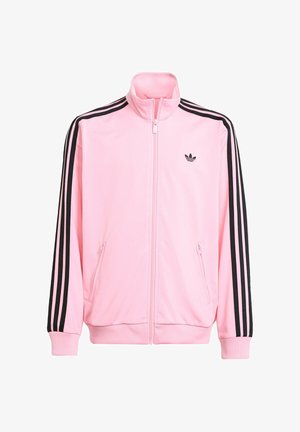 Chaqueta deportiva rosa con cremallera, con tres franjas negras a lo largo de las mangas y pequeño logotipo negro de Adidas en el pecho izquierdo.