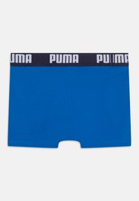 Plave bokserice s mornarskom elastikom na struku i bijelim "PUMA" logom. Glatka tekstura, elastična traka i dizajn kratkih nogavica.