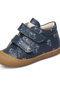 Námorně modrá obuv pro batolata s tanovými podrážkami, dvěma suchými zipy a bílými siluetami zvířat včetně vzorů losa a králíka.