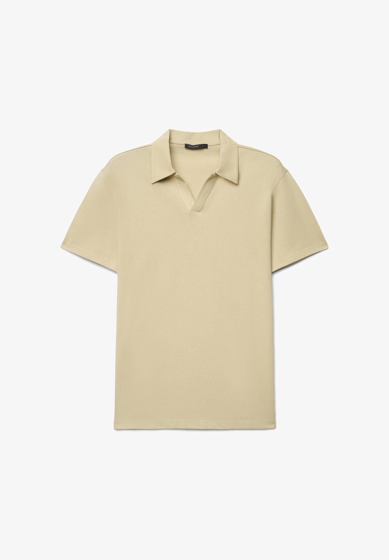 Polo beige à manches courtes avec col ouvert et tissu doux, présenté à plat sur un fond blanc.