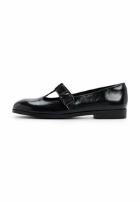 Černá kožená Mary Jane bota se čtvercovou sponou a nízkým podpatkem, zobrazena v profilu na bílém pozadí.